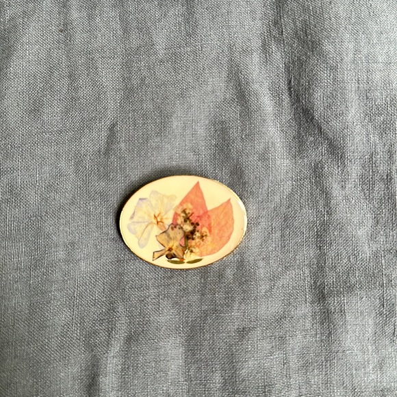 Real Flower pin. - Picture 1 of 7